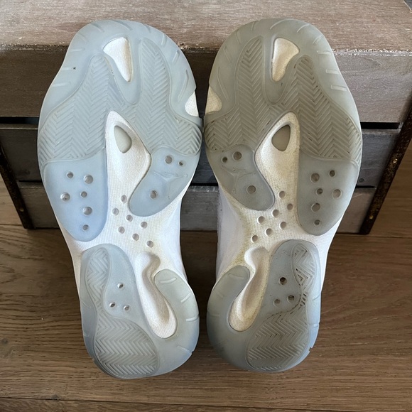 Air Jordan 11 CMFT low (GS) red and white in a size 5.5Y - Picture 3 of 4